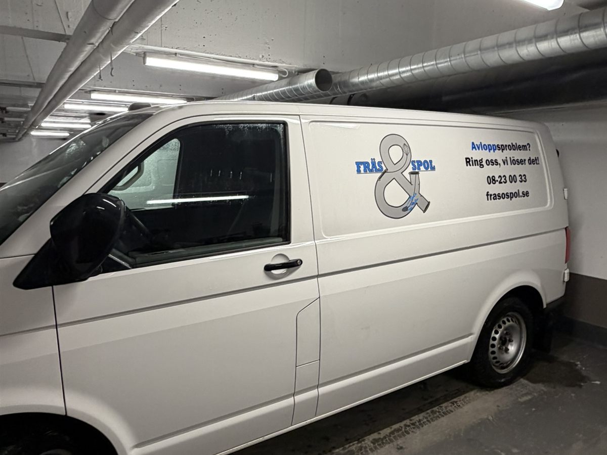 Spolbil i garage vid arbete i fastighet