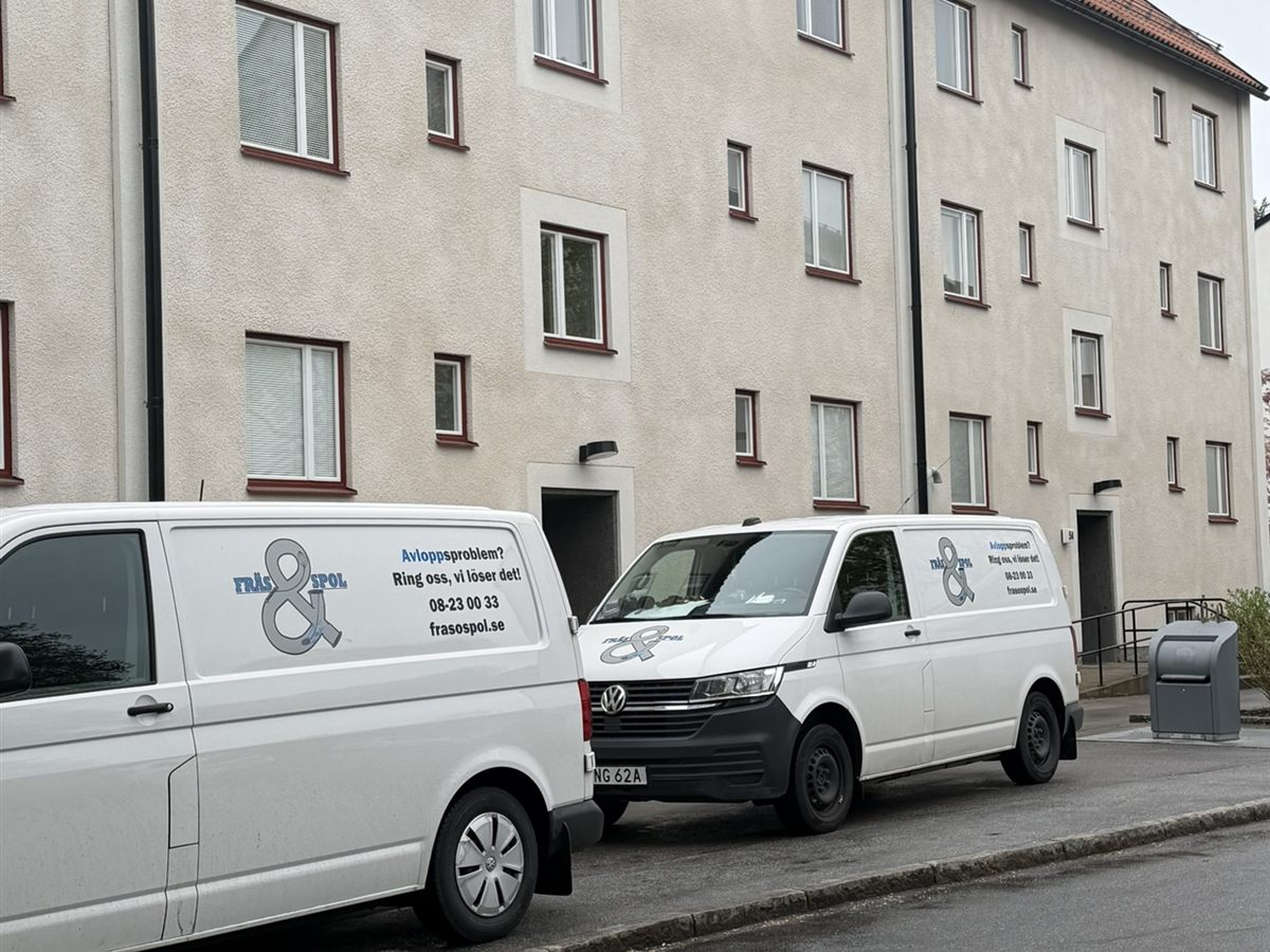 Spolbilar utanför flerbostadshus inför stamspolning för BRF i Stockholm