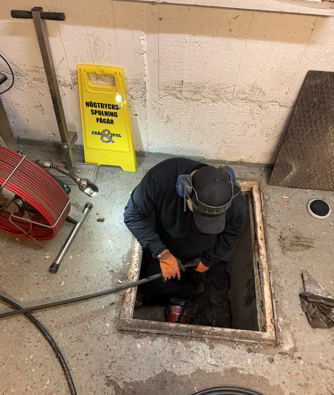 Tekniker bedömer avloppsledning inför relining